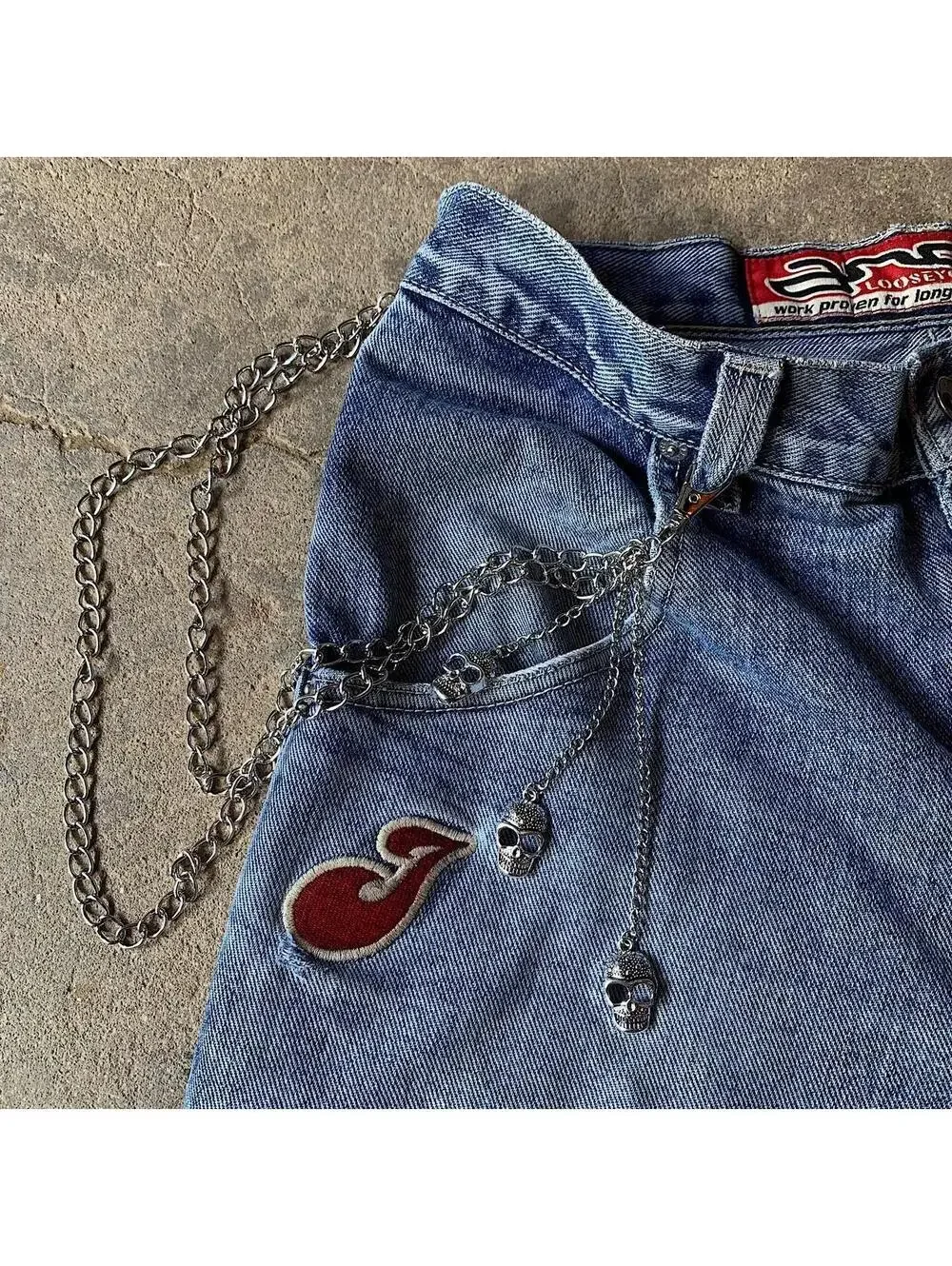 Y2k style skeleton skull pendant silver pocket chain. Punk emo grunge style.